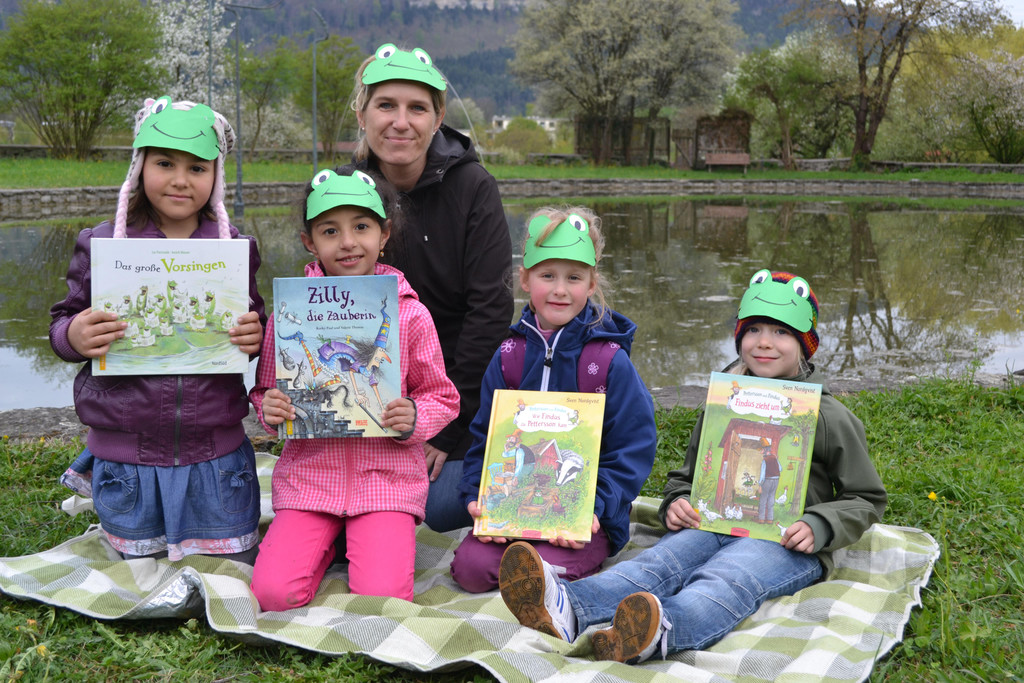 DSC_0019 Die Vorschulkinder als Fr__schlein beim Lesen am Teich.JPG