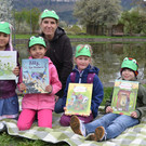 DSC_0019 Die Vorschulkinder als Fr__schlein beim Lesen am Teich.JPG