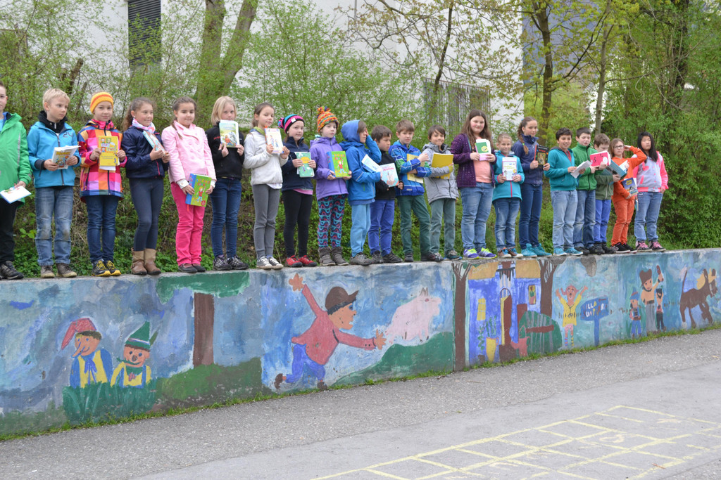 DSC_0020 Die 3a- und 4a-Klasse nach erfolgreicher Lese-Schnitzeljagd.JPG