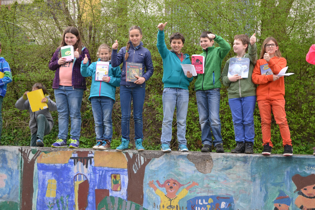 DSC_0025  Die 3a- und 4a-Klasse nach erfolgreicher Lese-Schnitzeljagd.JPG