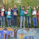 DSC_0025  Die 3a- und 4a-Klasse nach erfolgreicher Lese-Schnitzeljagd.JPG