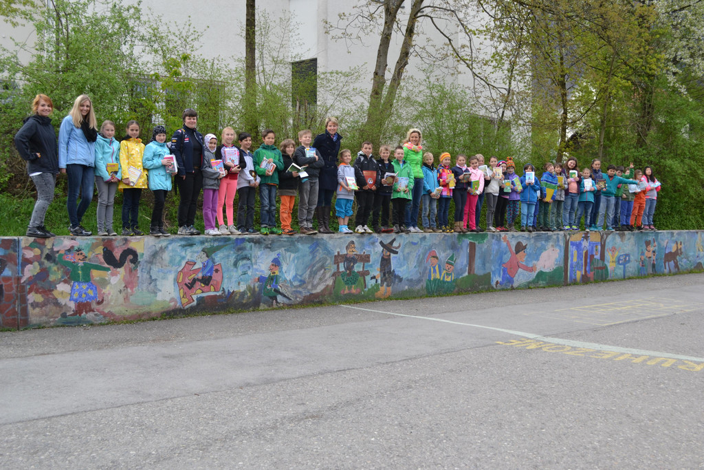 DSC_0028  Die 3a- und 4a-Klasse nach erfolgreicher Lese-Schnitzeljagd.JPG