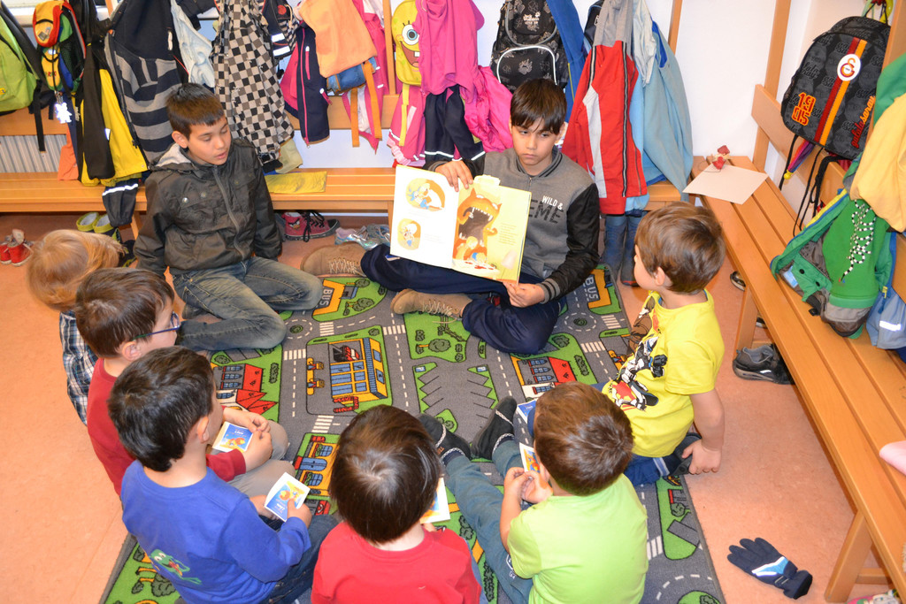 DSC_0031 Die gro__en Sch__ler der 4b lasen den Kleinen in Kindergarten vor.JPG