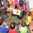 DSC_0031 Die gro__en Sch__ler der 4b lasen den Kleinen in Kindergarten vor.JPG