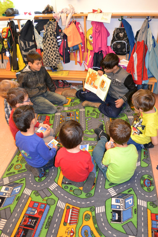 DSC_0032 Die gro__en Sch__ler der 4b lasen den Kleinen in Kindergarten vor.JPG