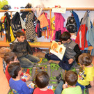 DSC_0032 Die gro__en Sch__ler der 4b lasen den Kleinen in Kindergarten vor.JPG