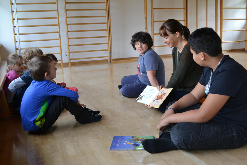 DSC_0040 Die gro__en Sch__ler der 4b lasen den Kleinen in Kindergarten vor.JPG