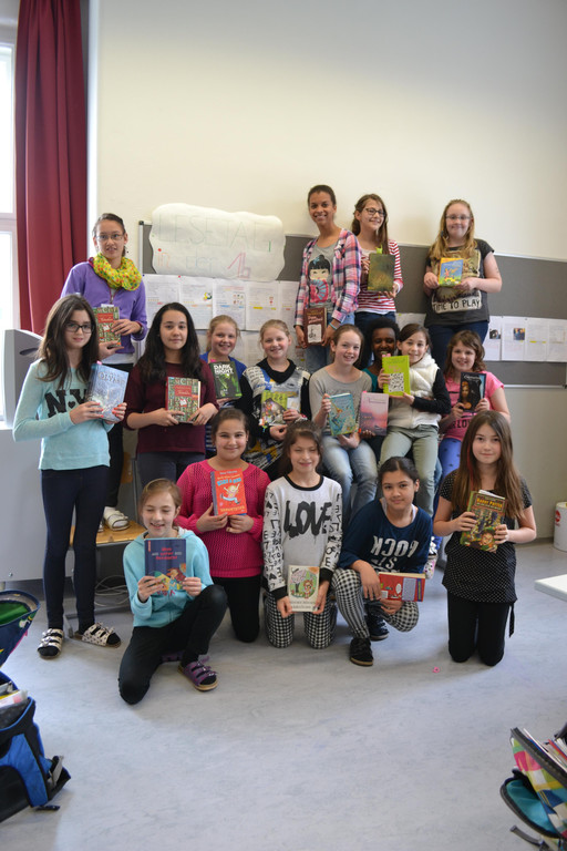 DSC_0004 Die Sch__lerinnen der 1b lasen Eltern ihre Lieblingsgeschichten vor.JPG