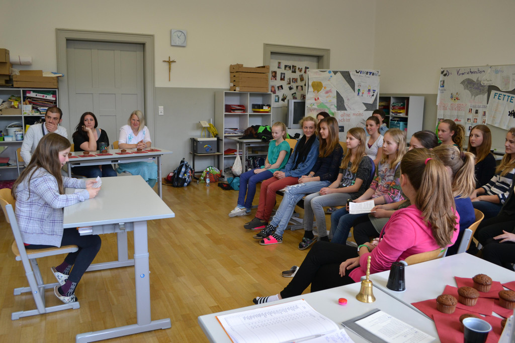 DSC_0008 Die 2c-Klasse veranstaltete ein Texte-Raten.JPG