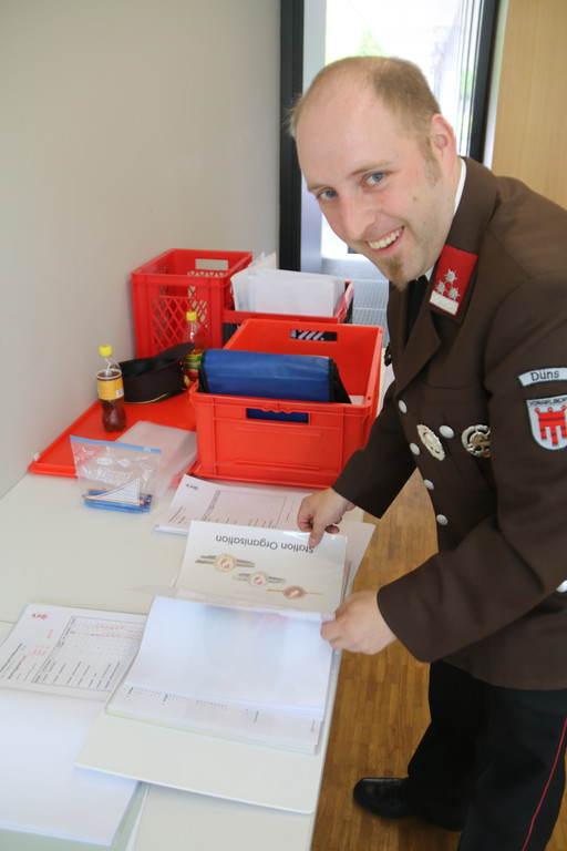 IMG_4138_Schregenberger mit den Lernunterlagen der Jugend.jpg