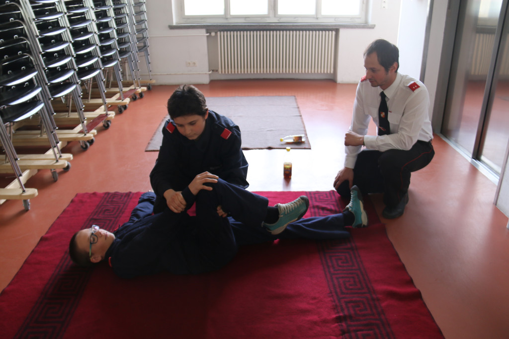 IMG_4148_Jonas und Muhammed __bten die stabile Seitenlage.JPG