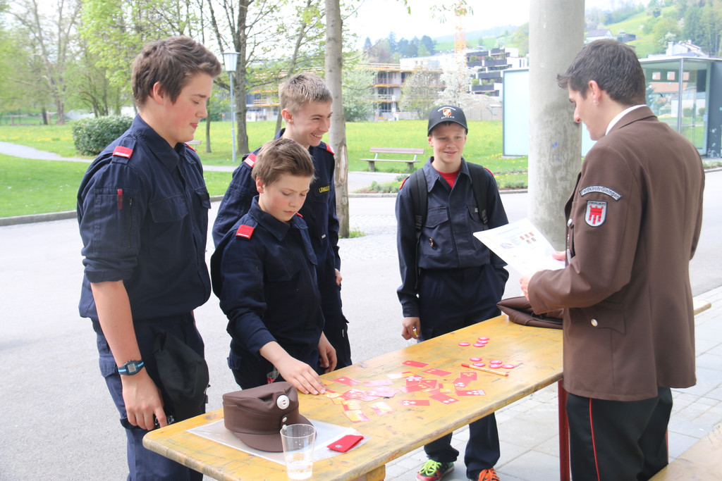 IMG_4152_Bewerter Dominik Seitner testete die Jungflorianis aus.JPG