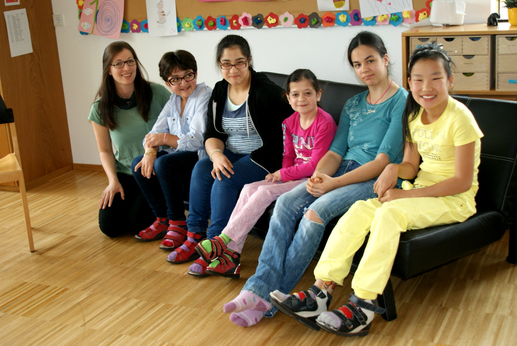 Tamara Unger mit ihren Sch__tzlingen_ Azime_ Ayse_ Ayseg__l_ Sarah_ Nandin.JPG