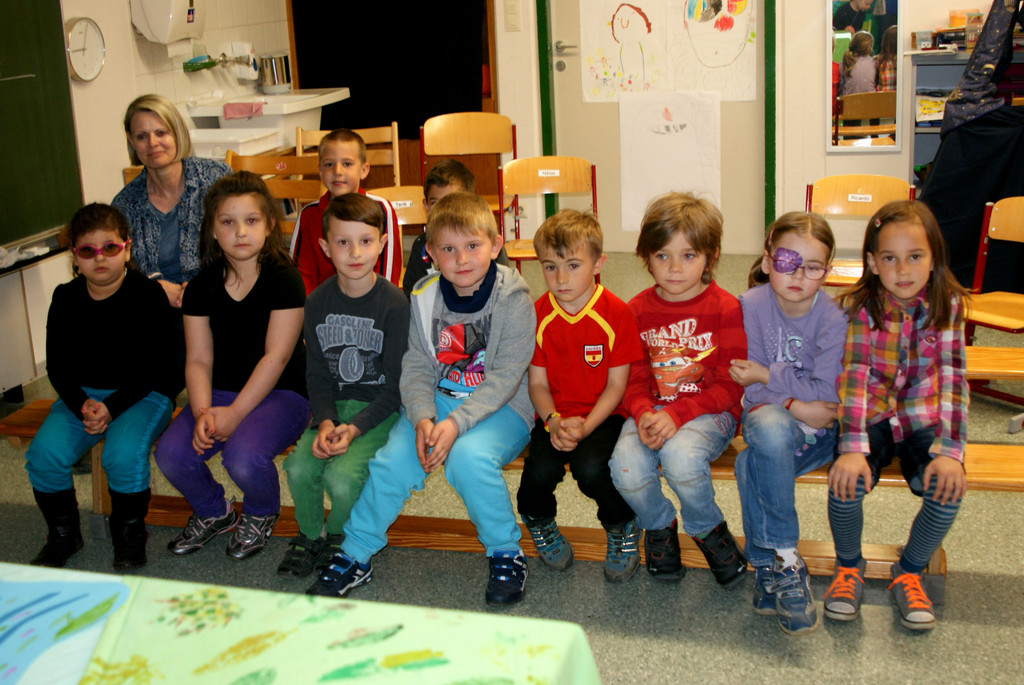 Die Kinder vom Kindergarten Herrenried mit Leiterin Elfriede Kaufmann.JPG