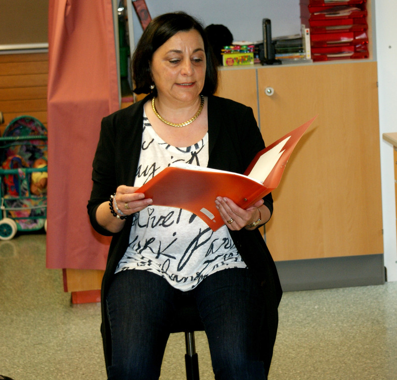 Margit Giesinger liest die Geschichte vor.JPG