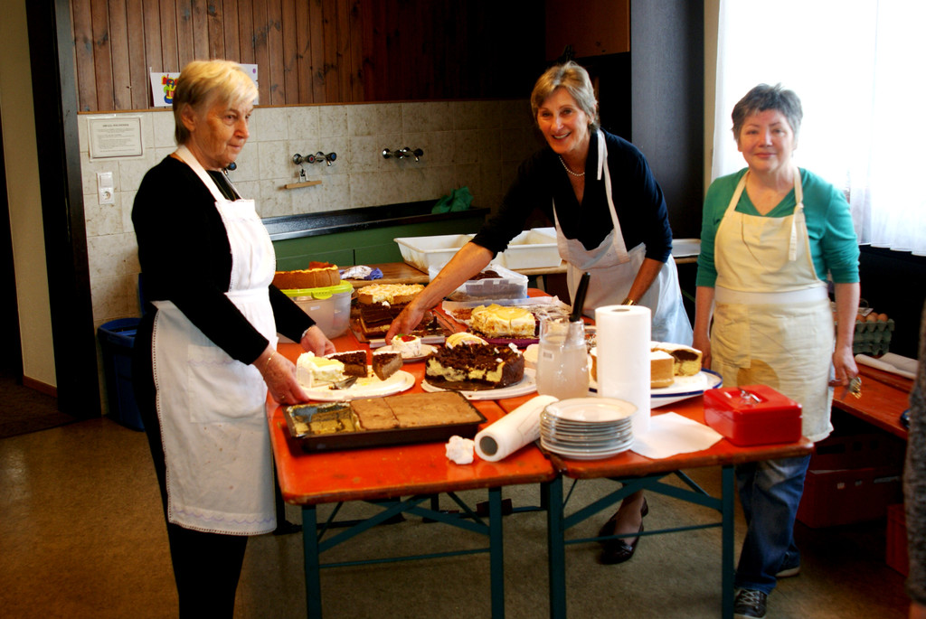 Die Damen vom Kuchen-Buffet.JPG