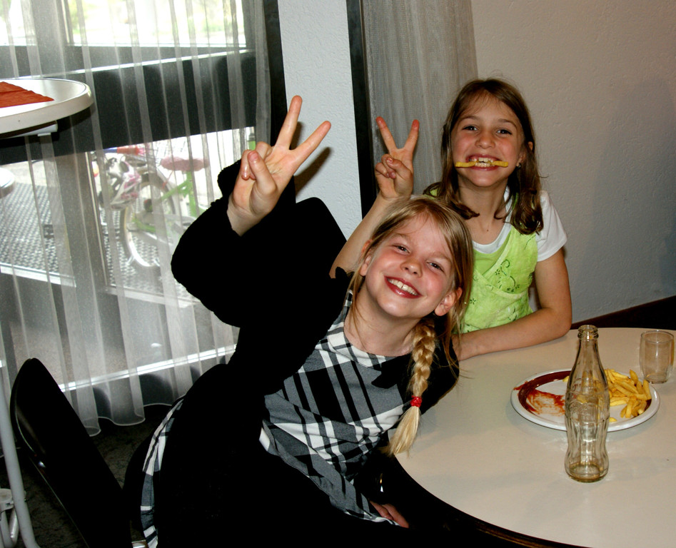 Laura und Anna_ zu Sp____en aufgelegt_.JPG