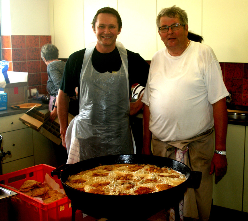 Timo und Gebhard_ die Schnitzelprofis.JPG