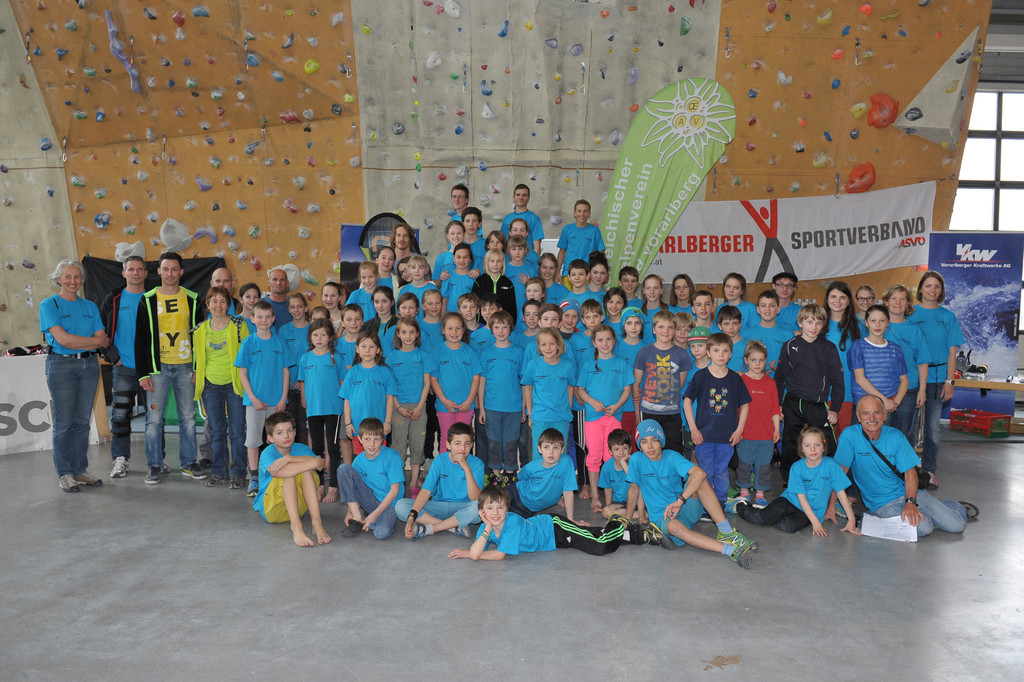 alle TeilnehmerInnen inkl_ HelferInnen_copyright Alpenvereinsjugend Vorarlberg.JPG