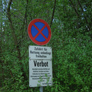 Gesperrte Parkplätze wegen Falschparkern