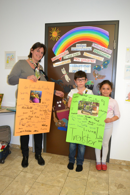 01 Simone Naphegyi_ Eren-Ali _7_ und __mm__han _7_ mit dem schuleigenen W__rterbuch.JPG