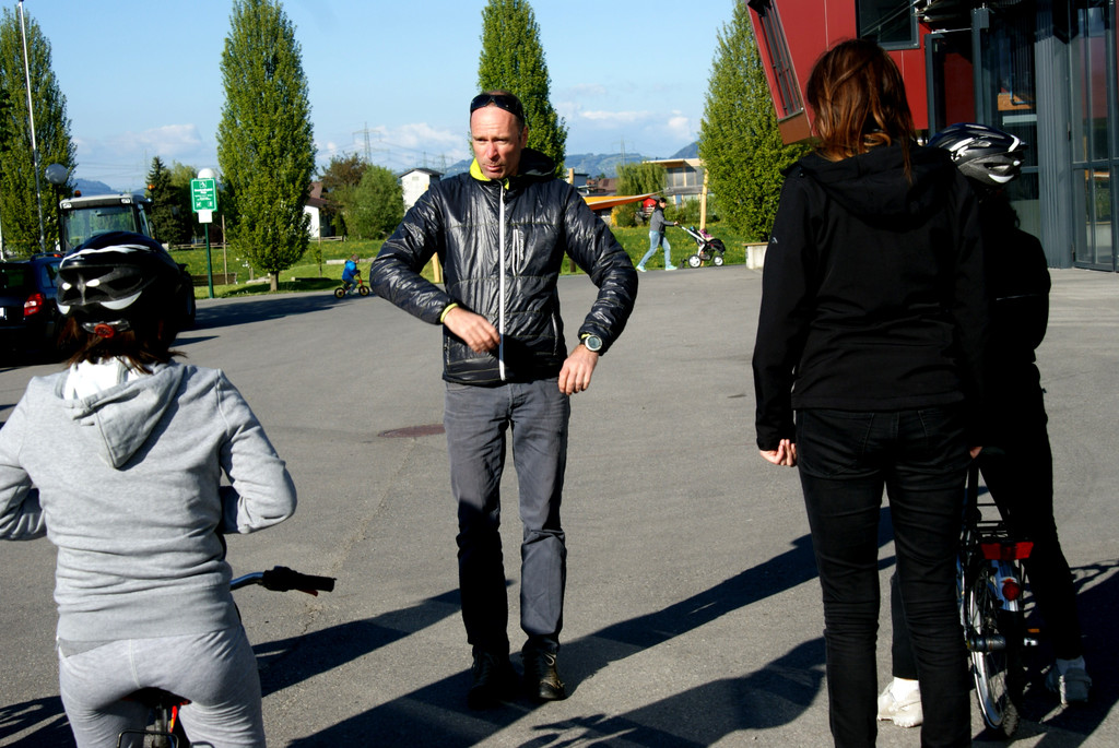 Lutz Schmelzinger gibt hilfreiche Anweisungen.JPG