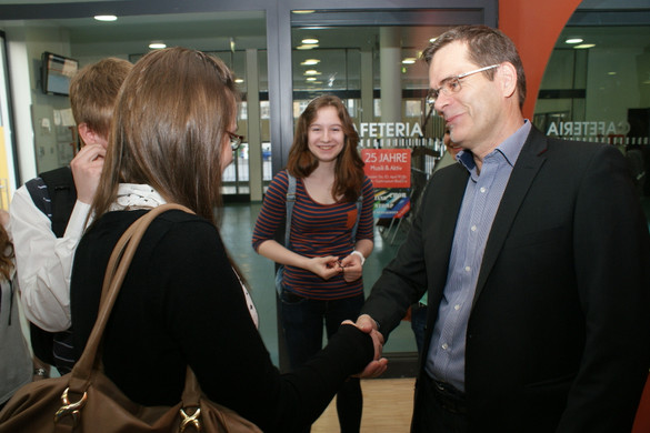 Direktor Abl begr____t Sch__lerin.JPG