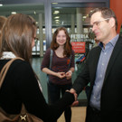 Direktor Abl begr____t Sch__lerin.JPG