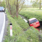 Lustenau: Pkw landet im Graben