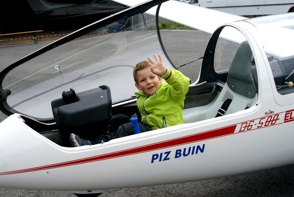 16 Maximilian _5_ __bt sich als Pilot.JPG