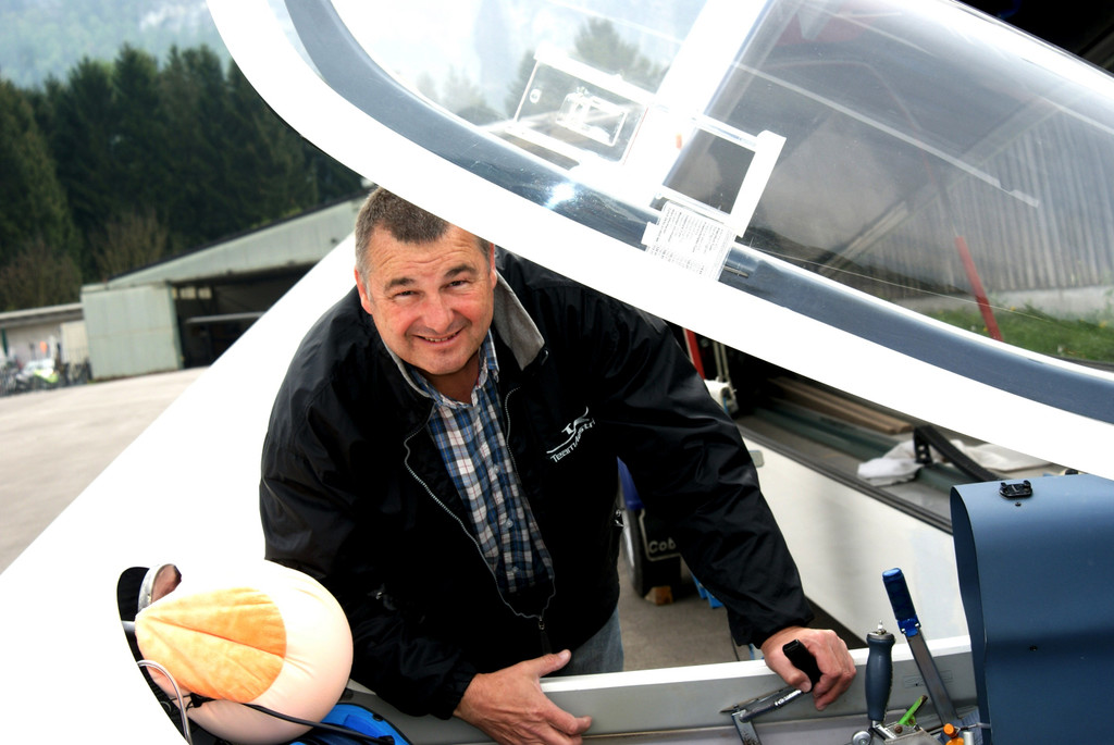 29 Sven Kolb mit seinem Segelflieger Antares.JPG