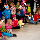 37 Fasziniert verfolgten die Kinder die Zaubershow.JPG