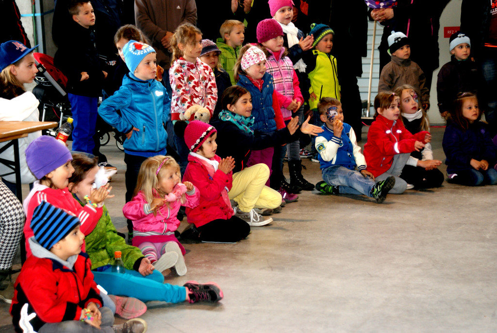 37 Fasziniert verfolgten die Kinder die Zaubershow.JPG