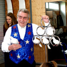 45 Zauberer Fernando mit seinen zahmen Tauben.JPG