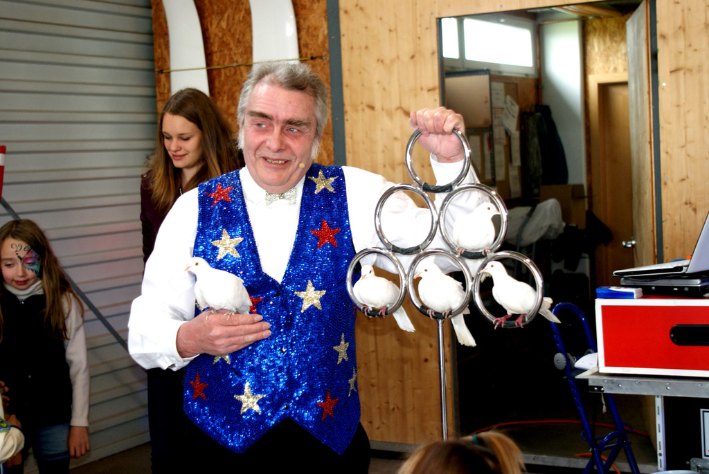 45 Zauberer Fernando mit seinen zahmen Tauben.JPG