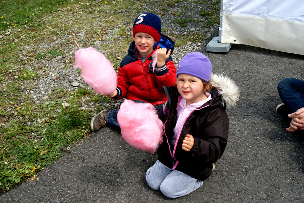 47 Maximilian _5__ Katharina _3_ beim Zuckerwatte-Vergn__gen.JPG