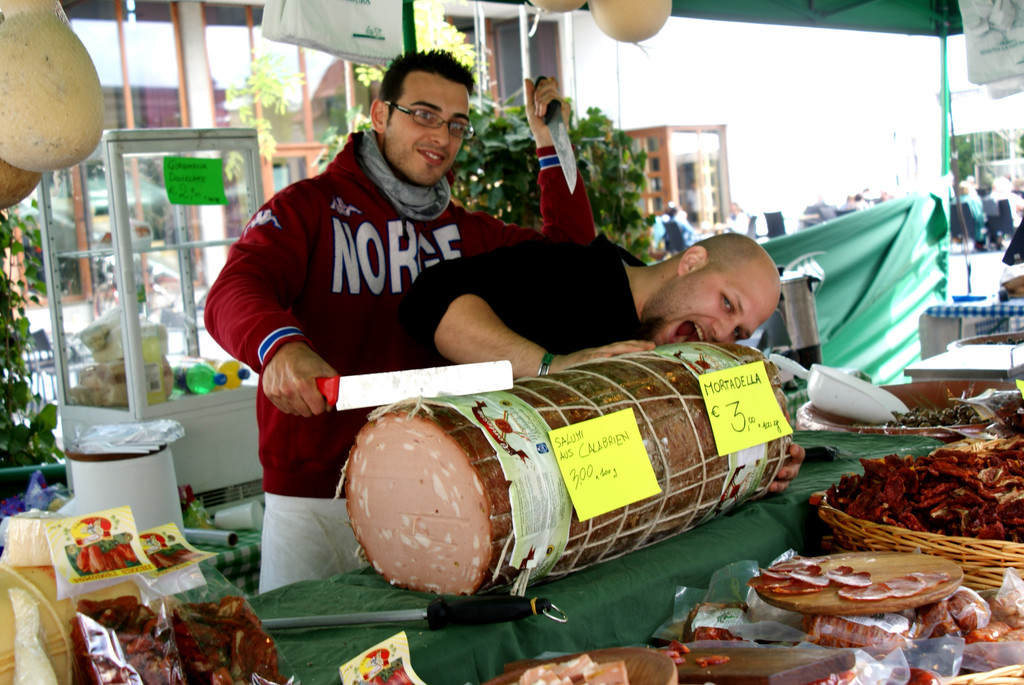 Fabricio und Michele mit ihrer Riesenmortadella.JPG