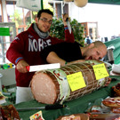 Fabricio und Michele mit ihrer Riesenmortadella.JPG