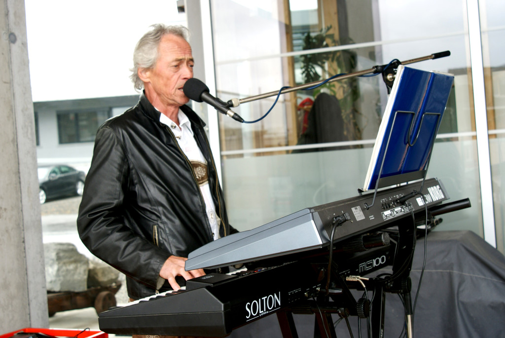 34 Wilfried unterhielt die G__ste.JPG