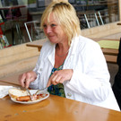 36 Lydia genehmigte sich eine Bratwurst.JPG