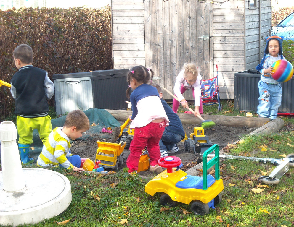 Kinder8 im Freien.jpg
