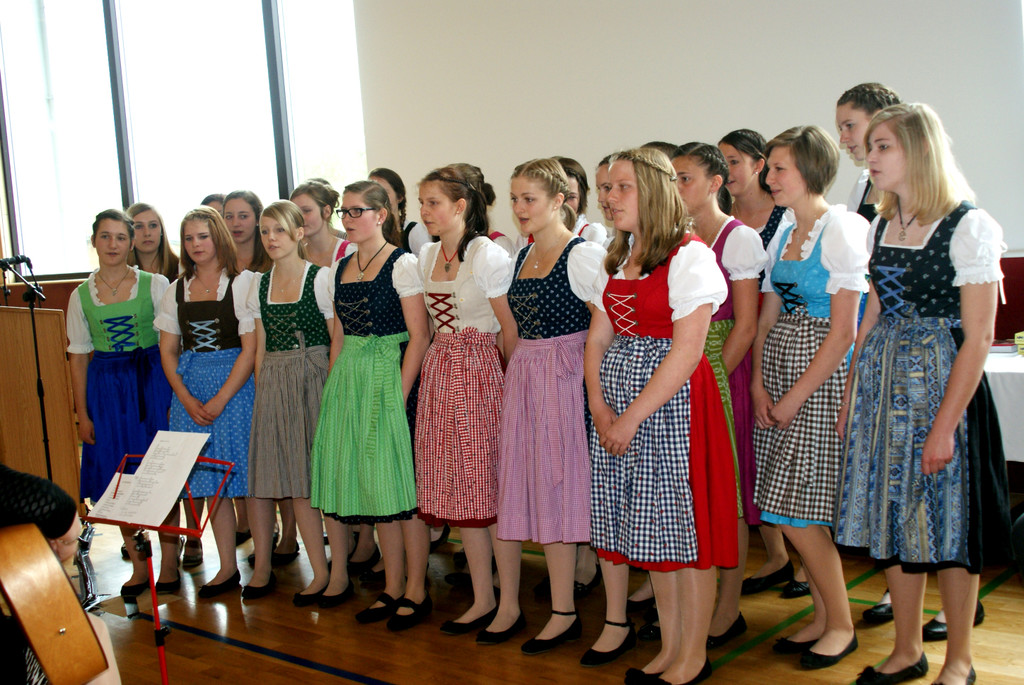 # Titelbild _15_ Im feschen Dirndl pr__sentierten sich die Schulabg__ngerinnen.JPG