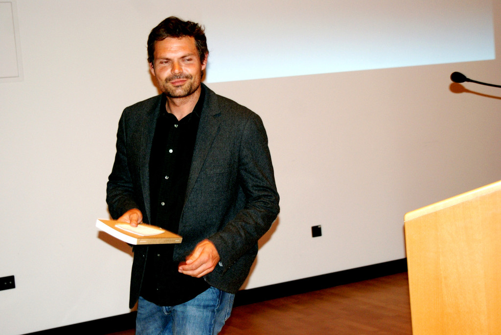 32 Oliver Heinzle mit den Neujahrsbl__ttern.JPG