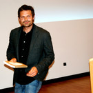 32 Oliver Heinzle mit den Neujahrsbl__ttern.JPG