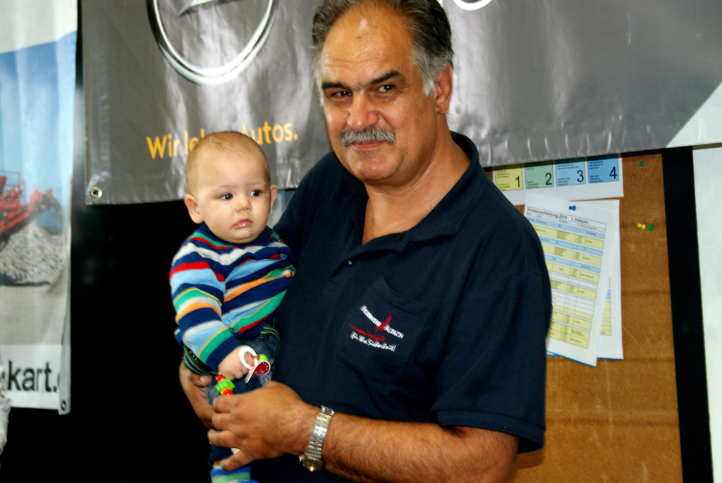 e86 Wolfgang mit Enkel Lionel _6 Mte__.JPG
