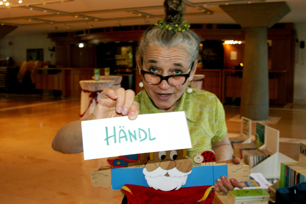 02 Elke Riedmann empfing die G__ste mit Mundart-Worten zum Erraten.JPG