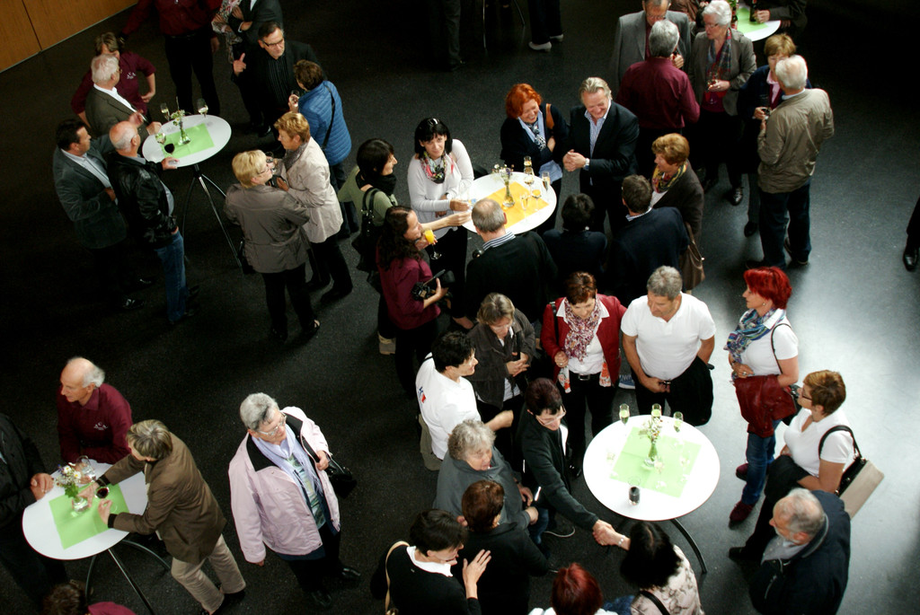 095 Beste Unterhaltung im Foyer.JPG