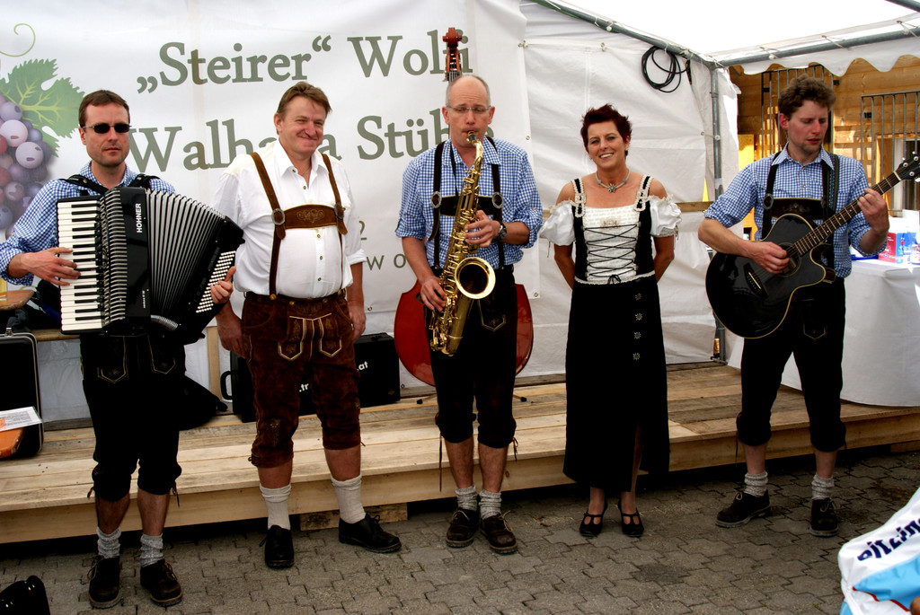 Andrea und Wolfi_ die Betreiber des Walhalla_ gesellten sich zur Musik.JPG
