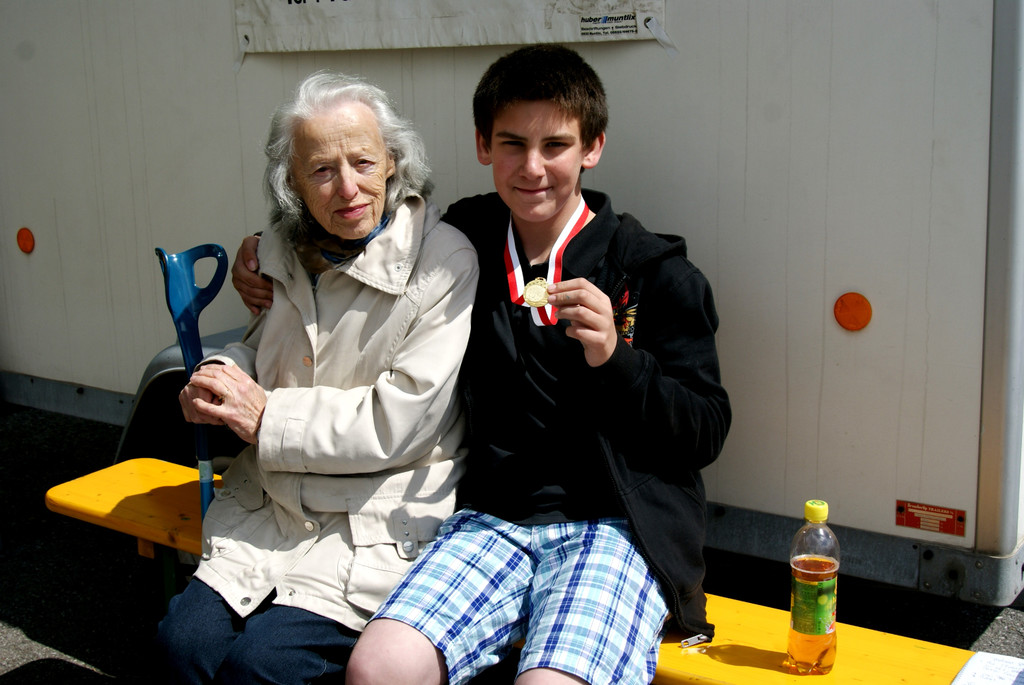 75 Kevin brachte seiner Oma Maria die Goldmedaille.JPG