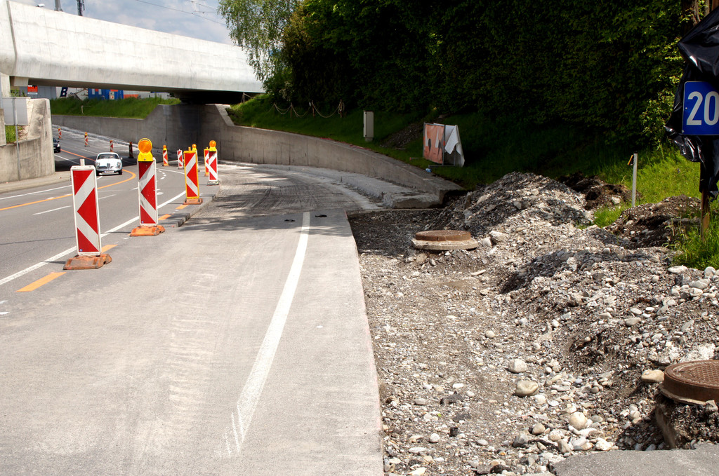 Auch der Gehsteig wird neu gemacht.JPG